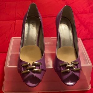 Purple peep—toe pumps